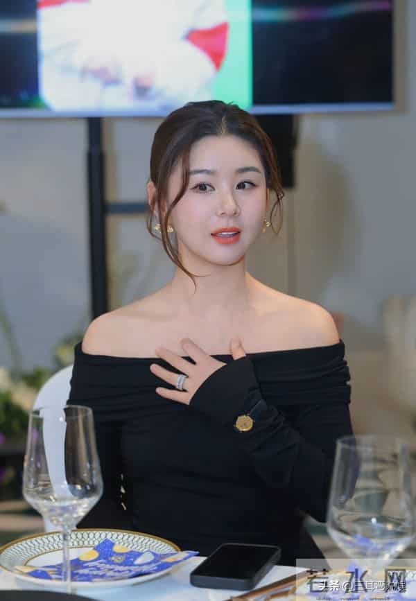 王雷李小萌为小儿子办生日派对,一家四口装扮精致,两儿子都像爸