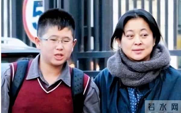 王文澜现状：走路要拐杖支撑，为儿子治病掏空家底，与倪萍没联系