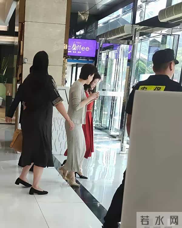 曾是央视著名主持人，才貌双全，57岁了状态不错，身材保持也不错