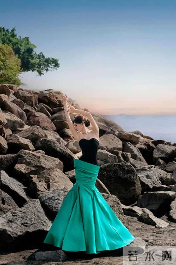 秦岚性感抹胸礼服,姿势太妖娆了