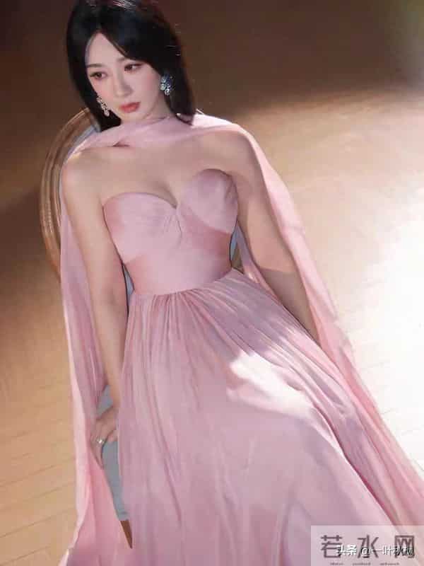 杨紫,粉色抹胸裙写真,太美了