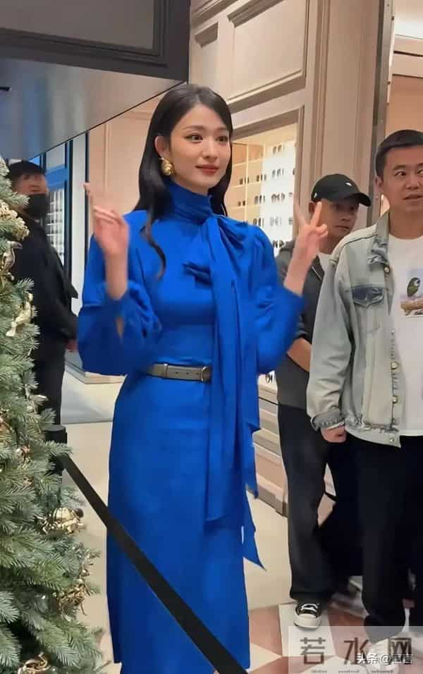 老天呐,差点没认出来,难怪那么多人喜欢她,真人比电视上好看