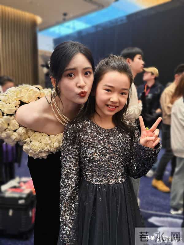 好羡慕！董璇女儿小酒窝一口气晒17张合影，数位明星主动贴脸合照