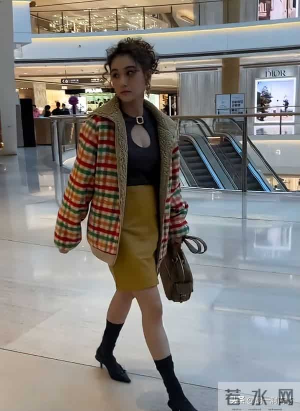 何超琼海口开幕偶遇,生图眼袋凸出显疲惫,灰毛衣小短裙超接地气