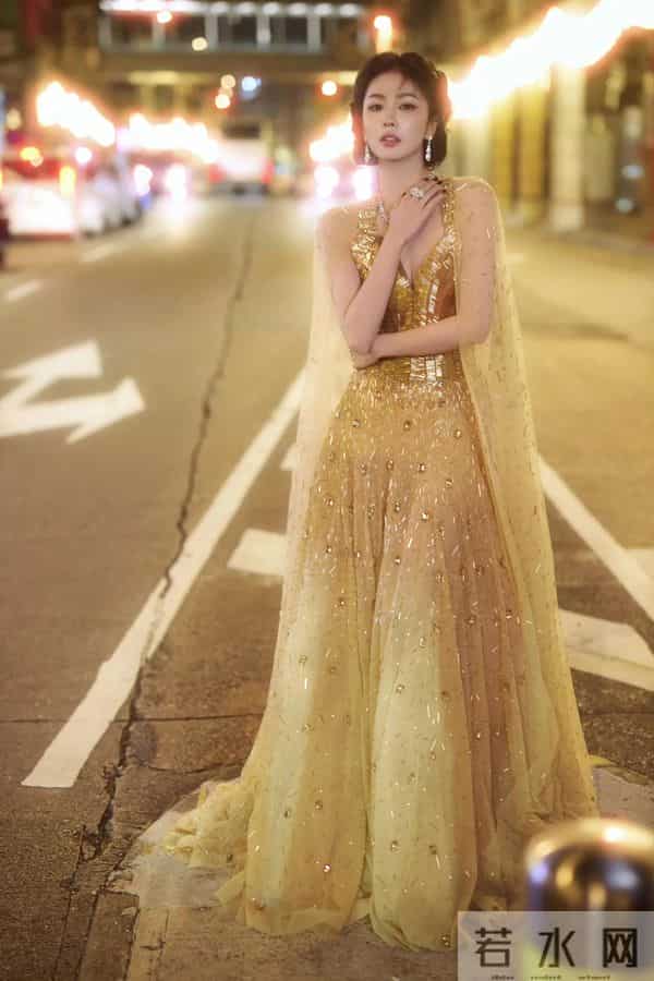 白鹿黄金礼服性感写真