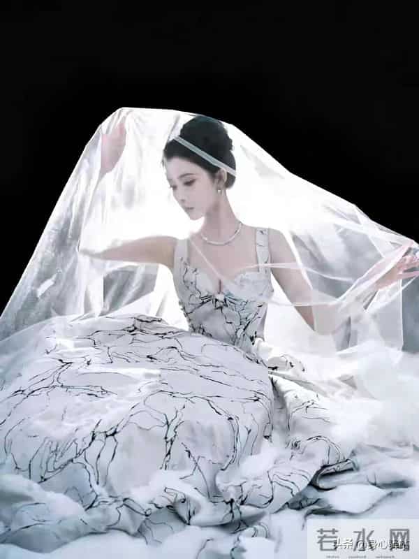 内娱顶级身材新标杆诞生孟子义抹胸造型刷屏这才叫性感的大大方方