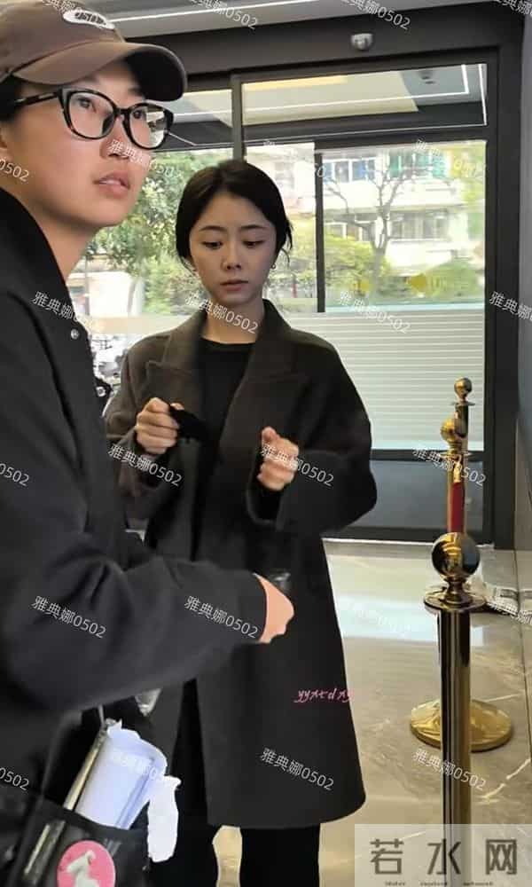 谭松韵的造型总不给力，个子不高还给她穿长大衣和吊腿裤更显矮了