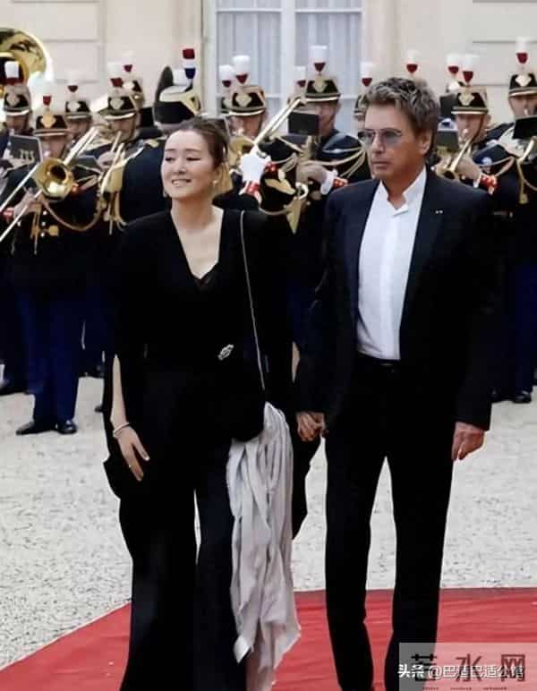 巩俐再次陪同马克龙访华,这已是第三次了,她凭的是啥?