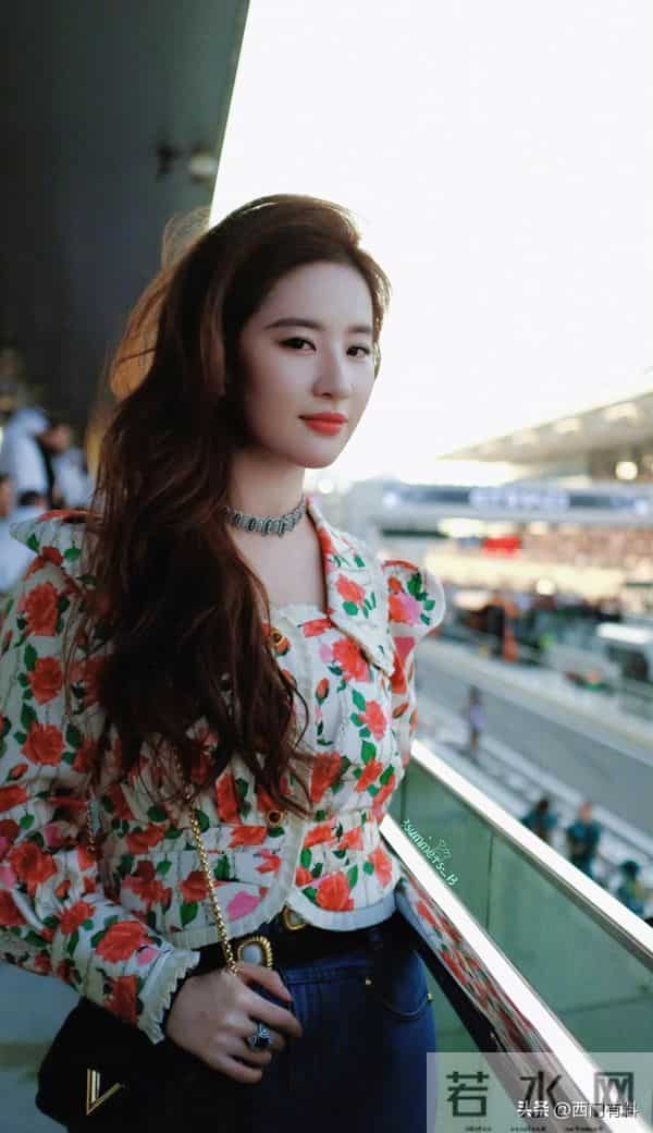 刘亦菲阿布扎比观赛F1,短裙墨镜搭配高马尾,又美又飒好迷人!