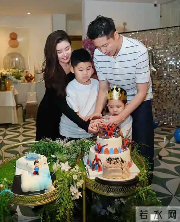 王雷小儿子4岁生日被8岁大儿子抢风头 目测1米5胖到110斤 弟弟好萌