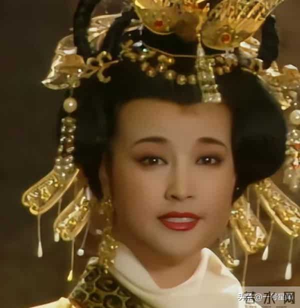 75岁"风流妖精"刘晓庆，意外摔倒后走不动路，担心的事还是发生了