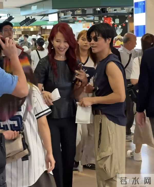 52岁蔡少芬排队买早饭 身高腿长 前凸后翘 难怪张晋对她生理性喜欢