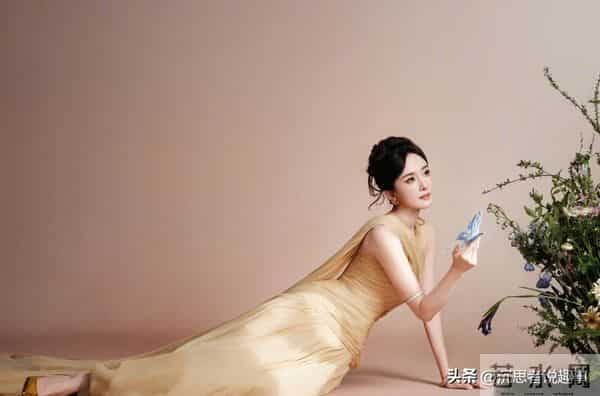 杨幂香槟金礼裙出镜,冷艳气质藏不住了