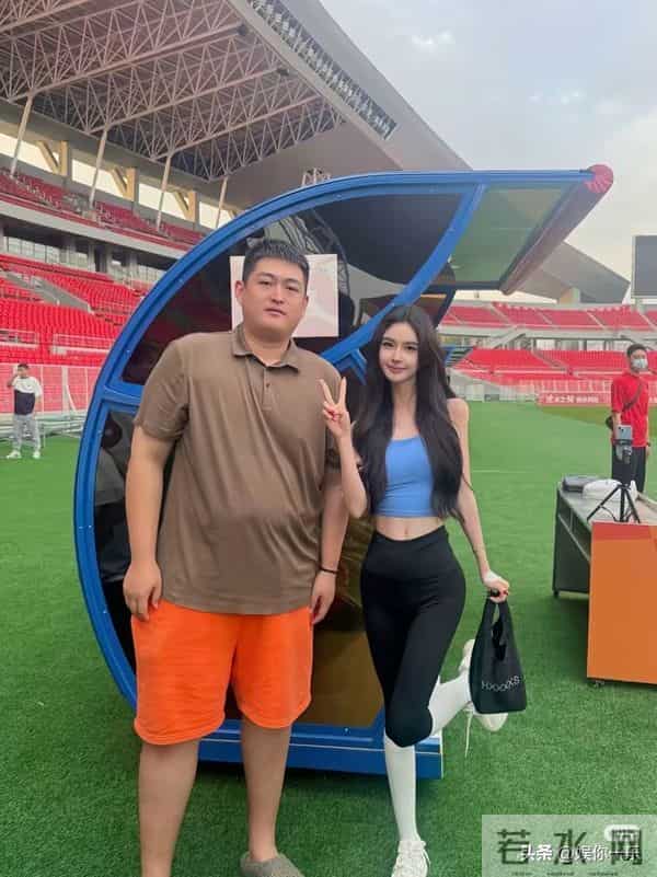 赵家班深夜聚餐赵一楠请客,和宋晓峰像父子,钱多到花不完很低调