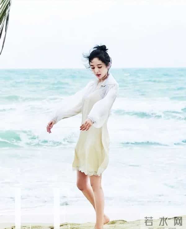 杨幂海滩“大展身手”，白裙湿发美成画！