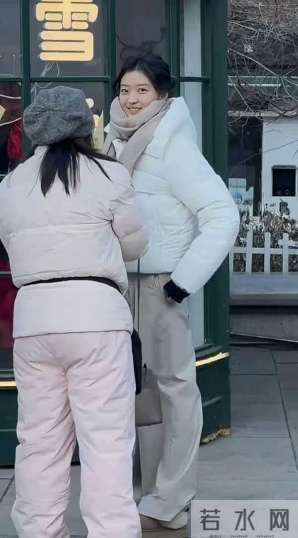 网友哈尔滨偶遇孙千，这大高个又瘦又美，本人腿超长笑起来好甜