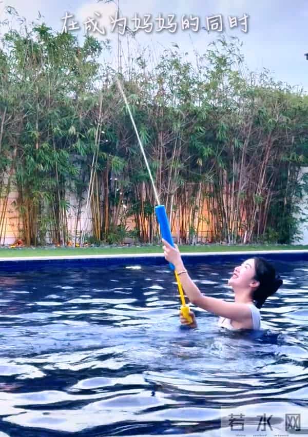 李念和两个儿子在自家豪宅泳池游泳,三胎儿子正脸曝光