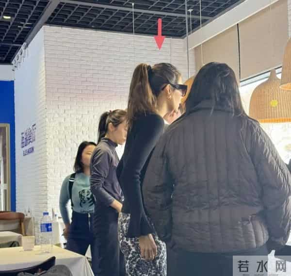 谷爱凌现身张家口一家餐厅吃饭,她身材凹凸有致,脸瘦成了瓜子脸