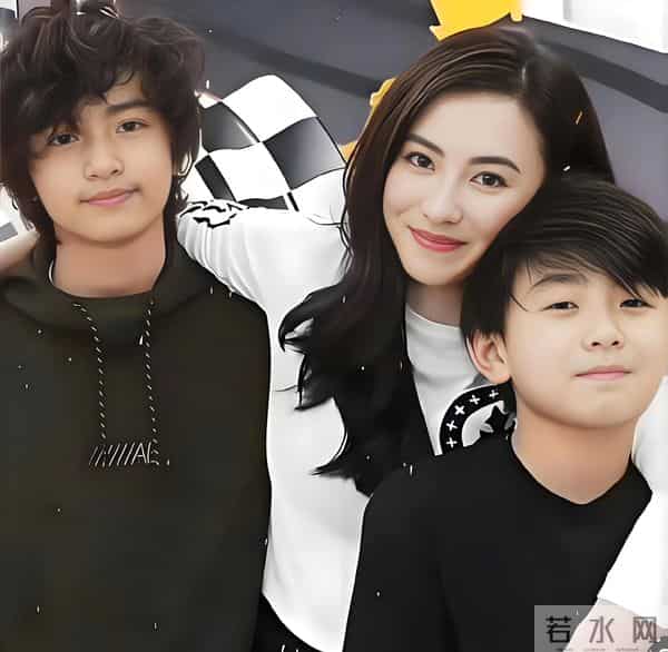 张柏芝儿子18岁马场亮相,西装造型秒变成熟男人!比谢霆锋还稳重