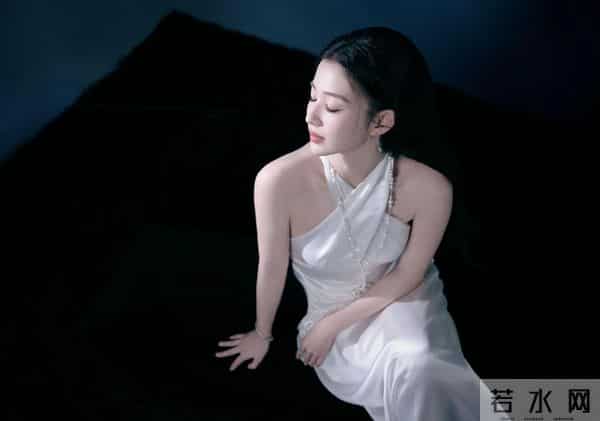 王楚然 白色纯洁挂脖礼服 温柔优雅