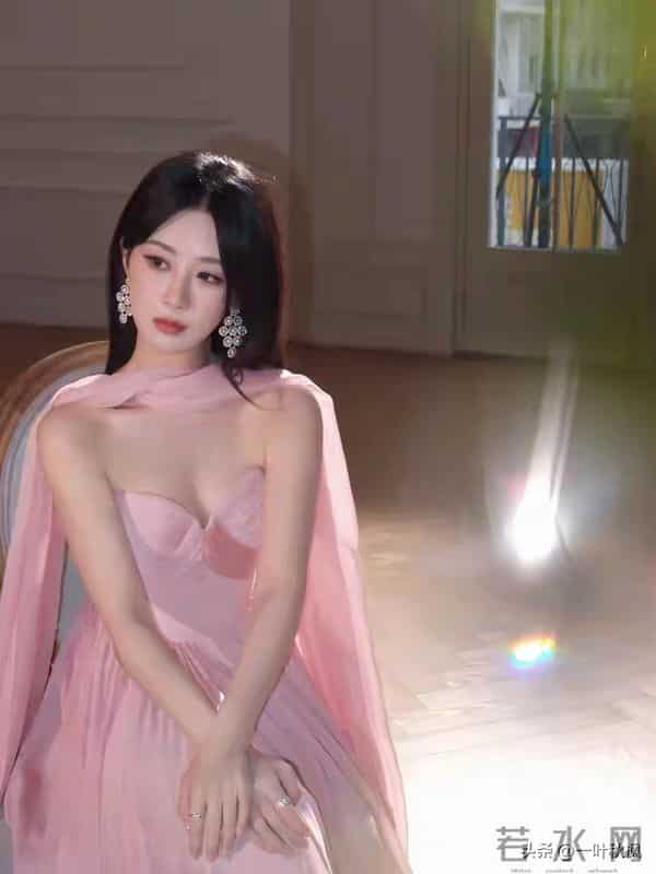 杨紫,粉色抹胸裙写真,太美了