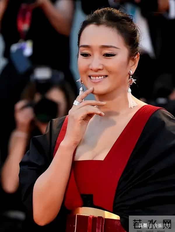 恩爱了6年,76岁的法国老公衰老萎缩,59岁的巩俐正绚烂如花