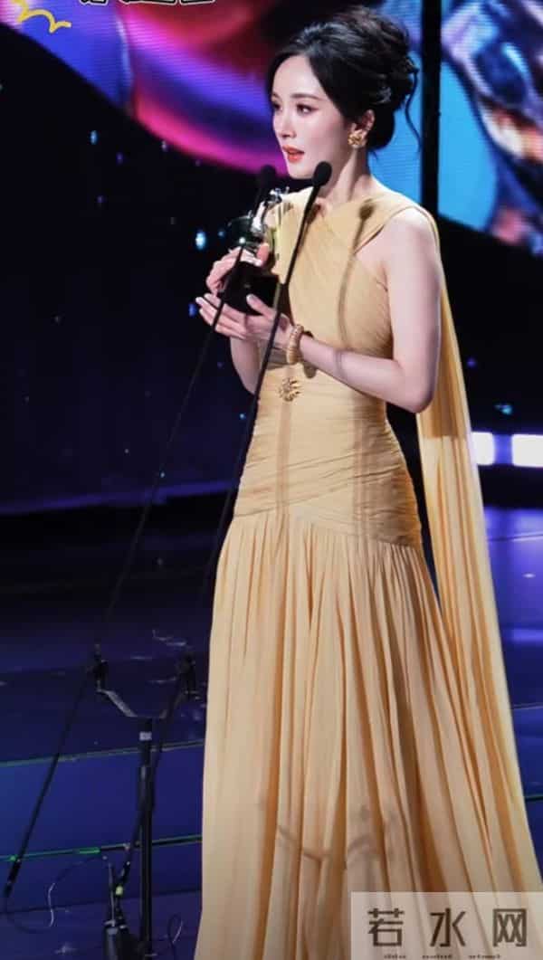 杨幂一袭暖黄长裙登爱奇艺尖叫之夜，领奖造型美到犯规