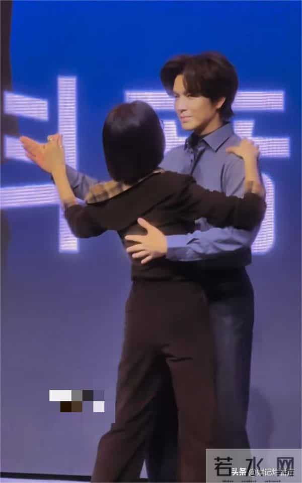 秦岚剧宣直接上手,又撅屁股又比心,钟汉良尴尬的表情挂不住