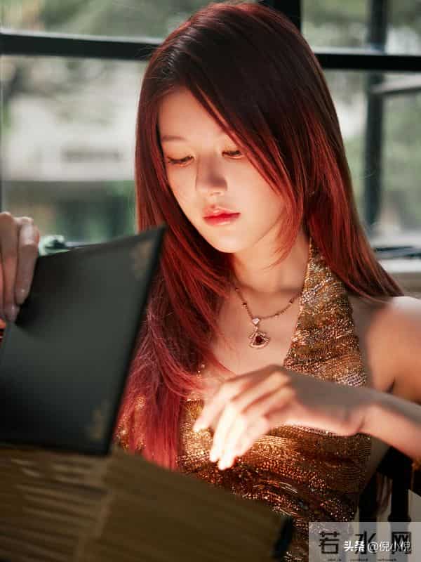 赵露思金色深V短裙 Rahul Mishra 2025春夏