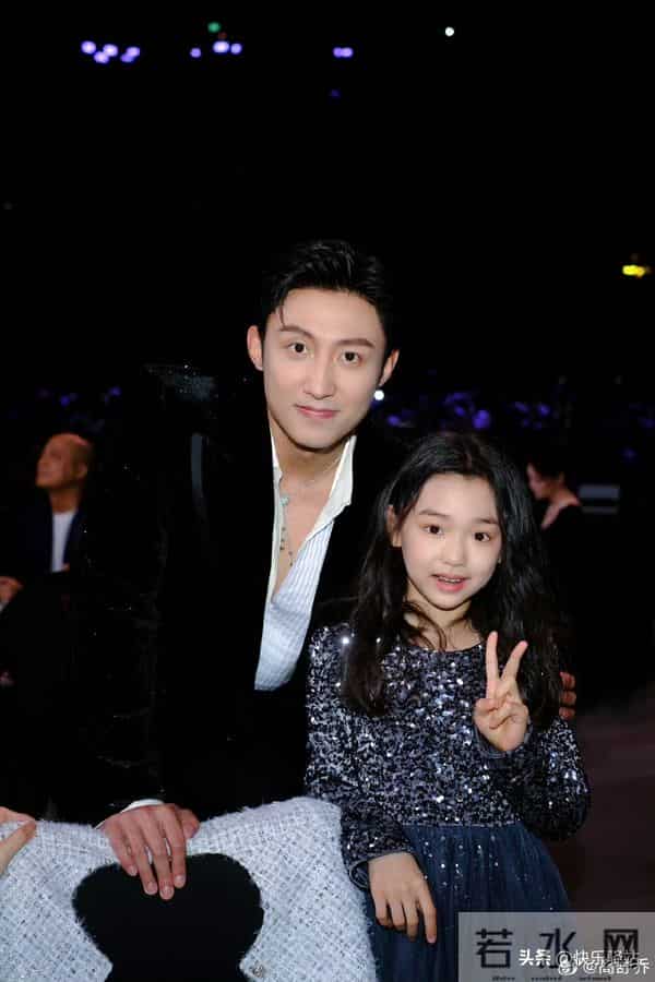 好羡慕！董璇女儿小酒窝一口气晒17张合影，数位明星主动贴脸合照