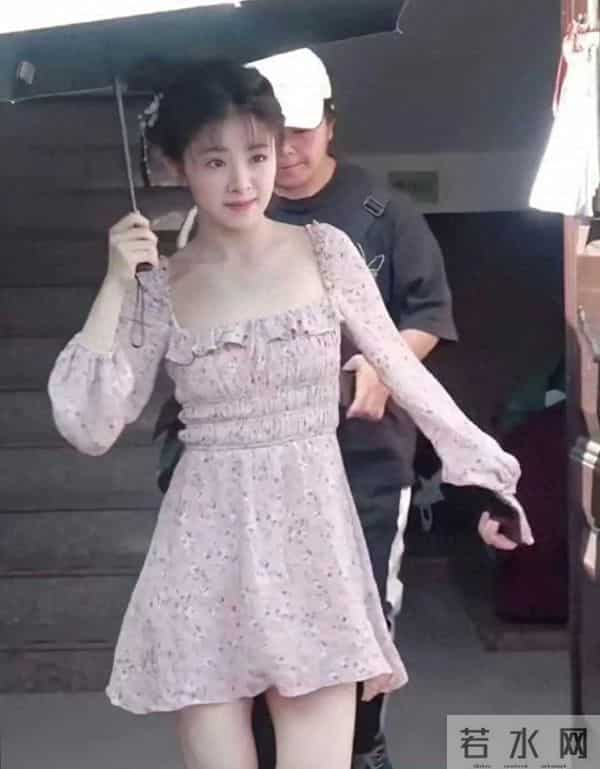 快40岁的张含韵打扮的像是少女，皮肤白白嫩嫩，这状态绝了