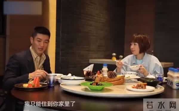 45岁霍思燕现身机场，貂皮配皮靴子老土显矮，杜江打扮的像个大爷