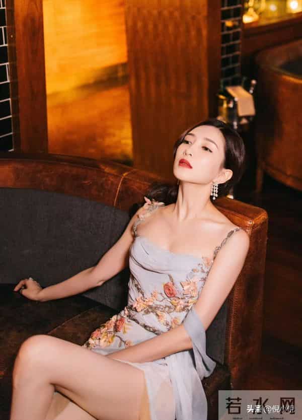 江疏影~COSMO时尚盛典定妆照,好美