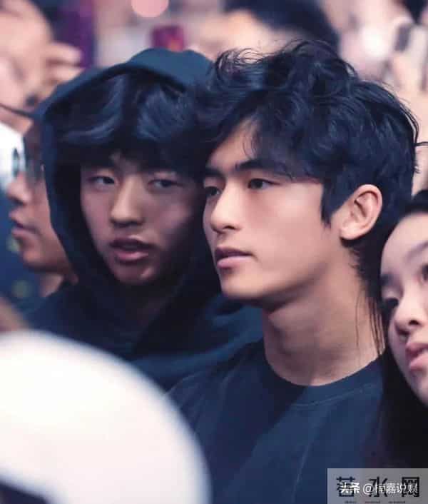 谢霆锋儿子Lucas现身马场，个子不高，肤色偏黑，侧颜像极了爸爸