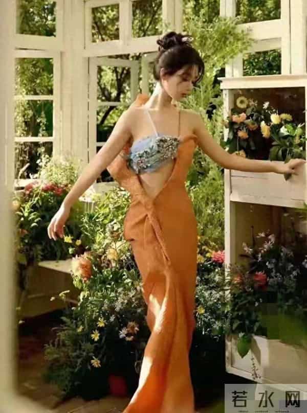杨紫身材杀疯了！直角肩蜜腿腰惊呆网友