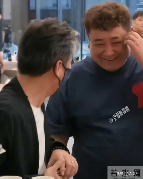 李乃文现身三亚!花1.5万买的新手机被助理摔了 他秒黑脸心疼坏了