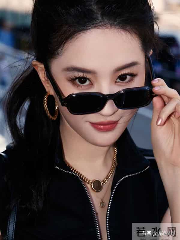 刘亦菲现身阿布扎比观看比赛,扎高马尾戴墨镜又飒又美气场好强大