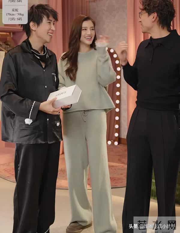 施伯雄凌晨探班吴千语，助阵她直播带货，两人直播间秀恩爱好甜蜜