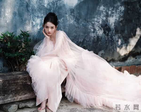 宋祖儿 薄纱抹胸裙