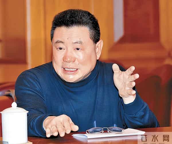 香港知名富商肾移植后身体欠佳，日常轮椅代步，有洁癖随身带毛巾