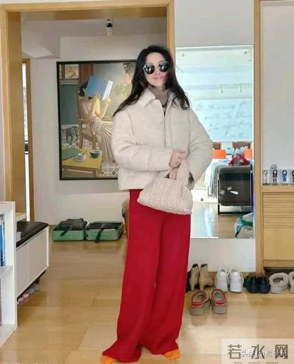 41岁朱珠在家中开圣诞派对,女儿傲娇靠着妈妈肩膀,朱珠气质真美