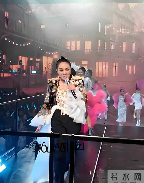 “杨千嬅13岁儿子惊艳亮相！身高突破170，眉眼鼻脸型全随爸！