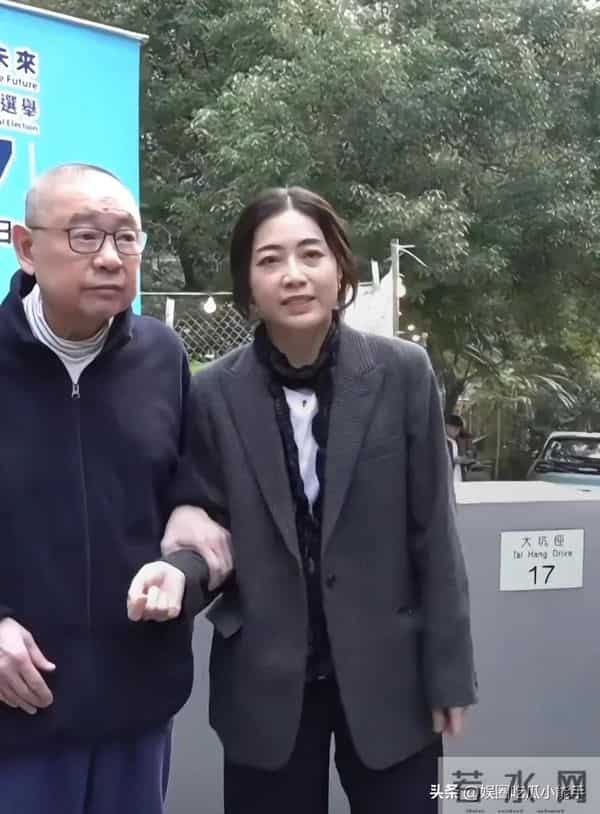 刘銮雄甘比出席活动，看起来像父女，甘比强颜欢笑似乎嫌弃刘銮雄