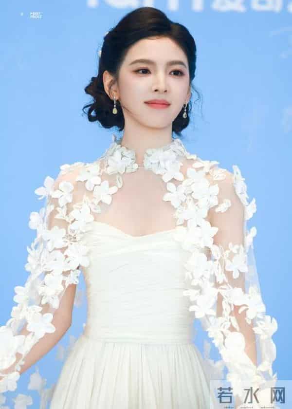 章若楠新造型美出圈:这张 “校花脸”,怎么越来越有 “贵气”