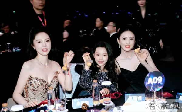 小酒窝晒17张明星合影,尖叫之夜成“团宠”,被赞内娱追星天花板