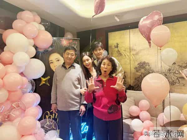 秋瓷炫豪宅为婆婆庆生 于晓光妈妈71岁很年轻 大平层装几十人也不挤