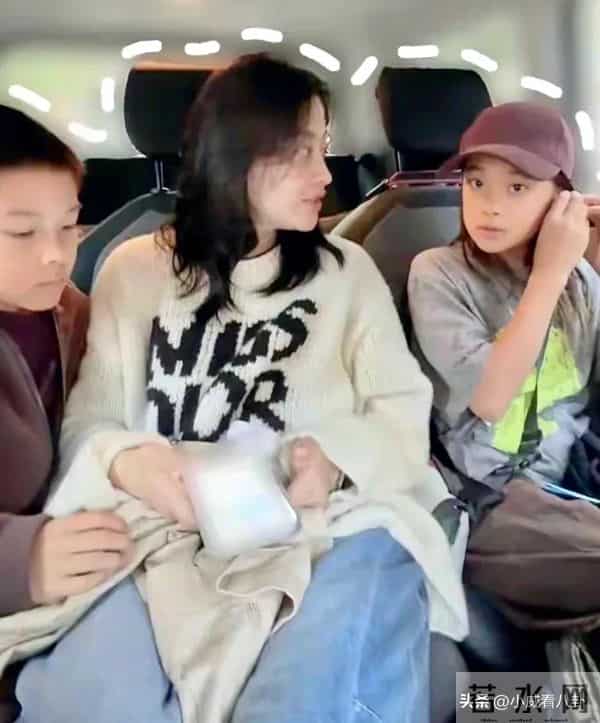 梅婷带儿女德国看球赛，12岁快快和妈妈撞脸，相处模式堪比闺蜜