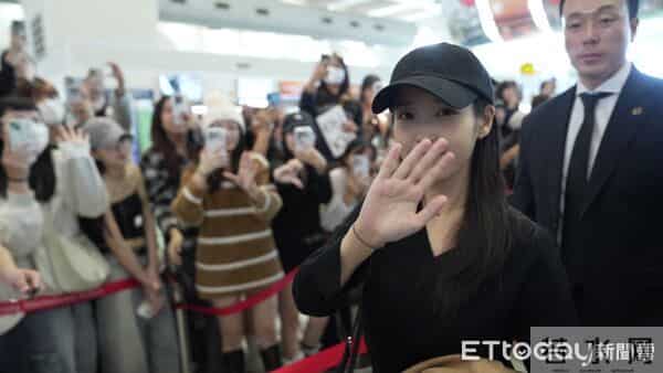 直击/IU机场淡妆超仙现身!360度转圈给粉丝拍 暖心对眼打招呼