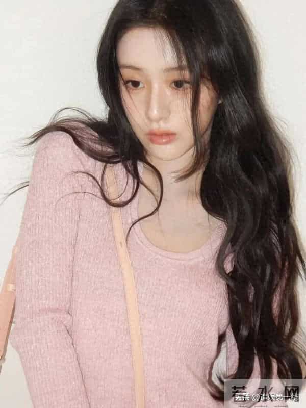 包上恩粉色毛衣裙写真:甜美与性感的完美碰撞