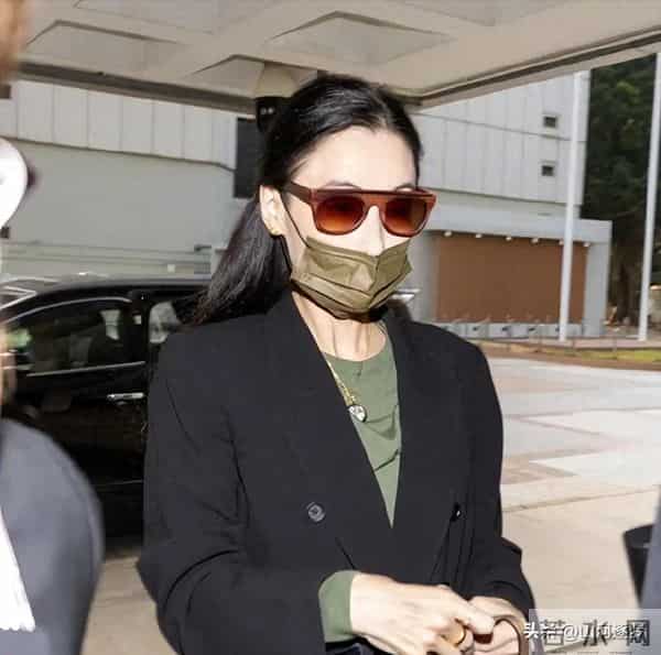 45岁张柏芝对峙前经纪人,4276万索赔背后,“谁是农夫谁是蛇”?